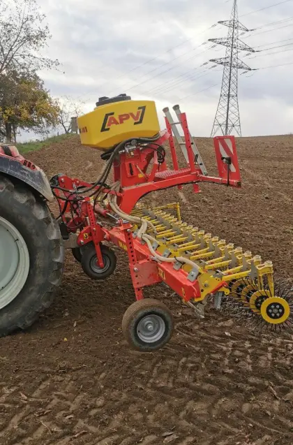 Rollstriegel APV mit Streuer