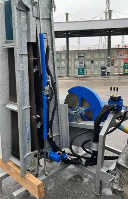 Binderberger Zapfwellenwippkreissäge WS 700 mit Förderband