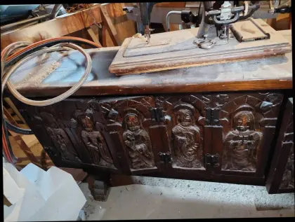Schrank mit handgeschnitzter Tür