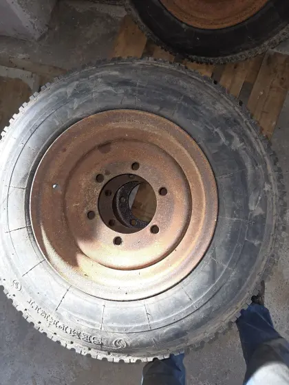 Reifen 6.50 x 16 10 Ply
Auf 6 Loch Felgen