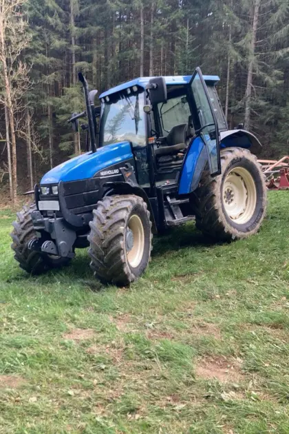 New Holland TS 100 mit Hauer Frontlader
