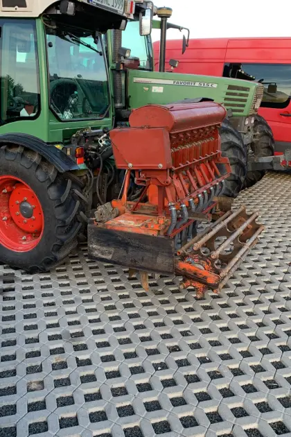 Howard Kreiselegge mit Hassia Sämaschine