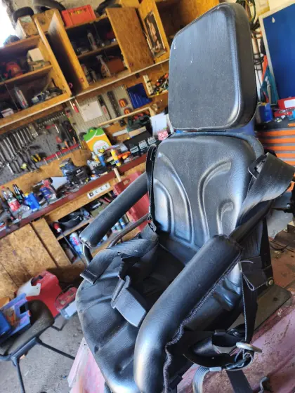 Gefederter Traktorkindersitz