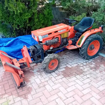 Kubota B4200 Diesel Allrad mit hydr. Schneeschild