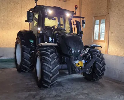 Valtra mit Forstausstattung und Rüfa