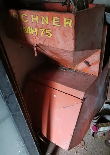 Getreidemühle und Körnerschnecke sowie Natursteintröge etc.