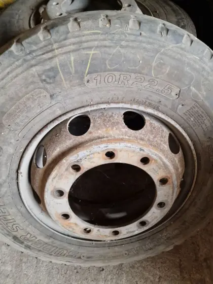 Reifen 10 R 22.5