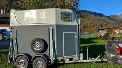 Pferdeanhänger mit Kutschenaufsatz hinten