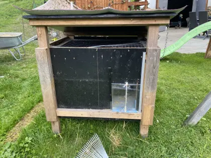 Stall isolierter Kleintier Hühnerstall mit Gehege