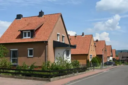 Häuser mit Satteldach, Gaube, Carport