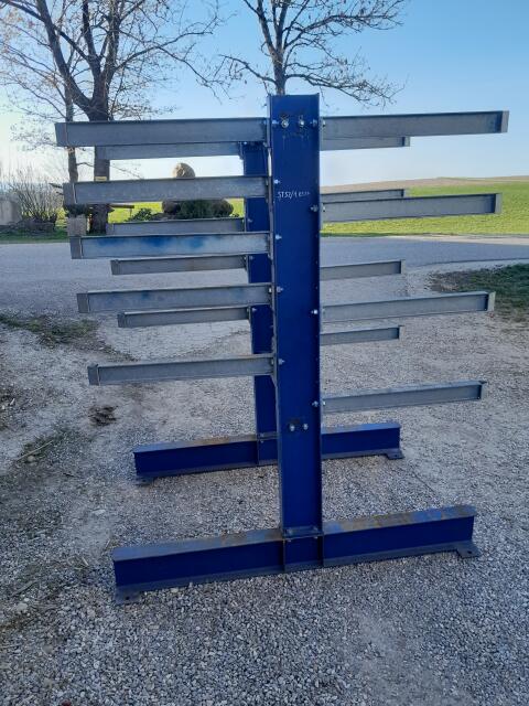 Kragarmregal Werkstatt Eisen Holz Bretter Rohre