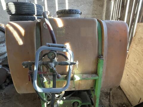 Weingartenspritze, Feldspritze, Pflug, Fuhrtank