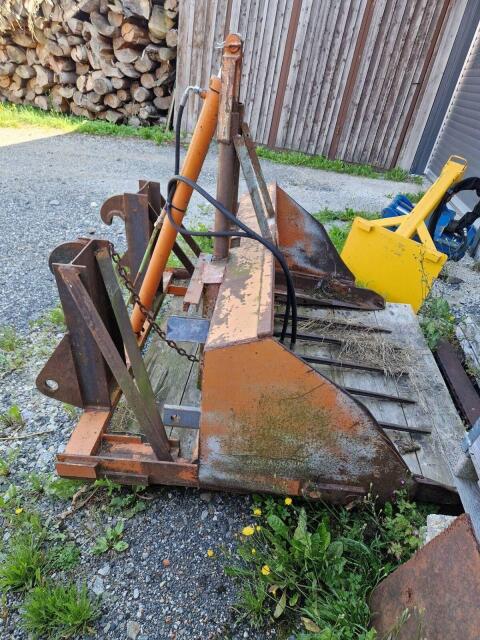 Hochkipp-Mistgabel Eigenbau mit Liebherr-Aufnahme