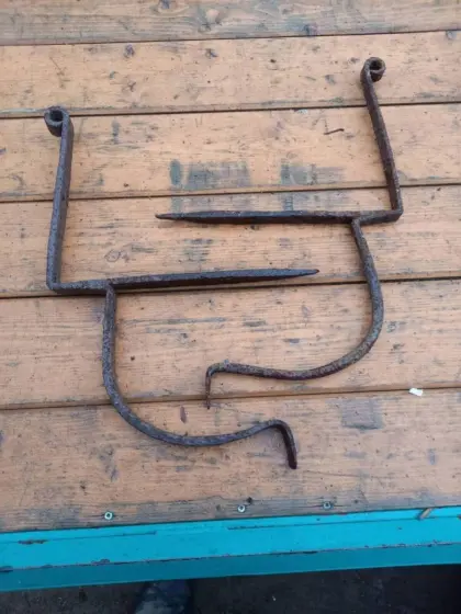 2 alte schmiedeeiserne Blumen-Brett-Halterungen