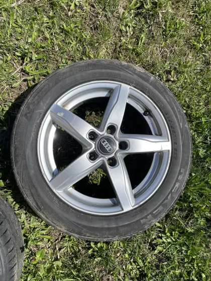 Autoreifen mit Alufelgen