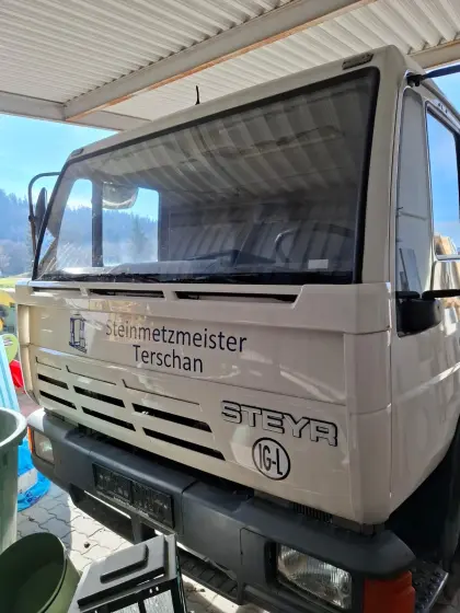 Steyr 8S10/P Pritsche mit Kran