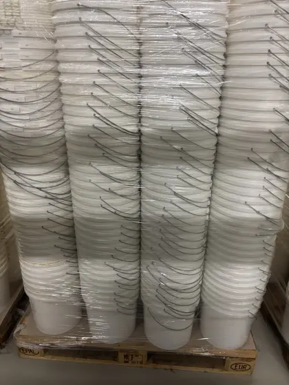 Plastikkübel mit Deckel