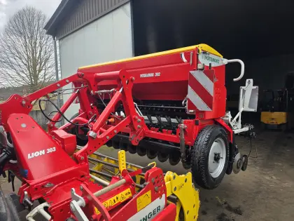 Pöttinger Säkkombination und Frontarbeitsgerät