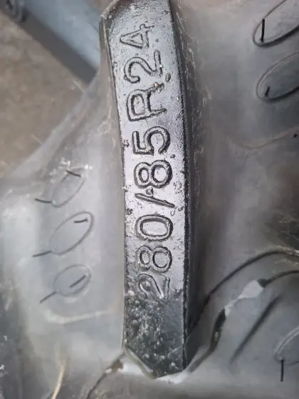 Verkaufe neue Pflegebereifung von Steyr 8060