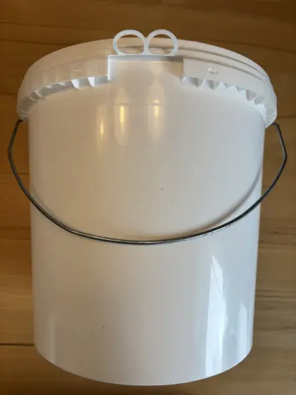 Plastikkübel mit Deckel