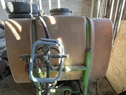 Weingartengebläsespritze, Feldspritze, Pflug, Fuhrtank