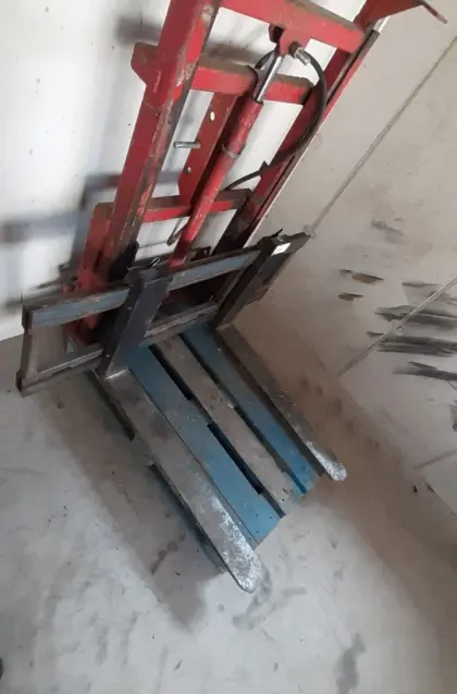 Hubgerüst aus Siloblockschneider