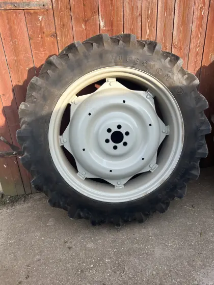 Fordson Reifen mit Felgen 38 Zoll