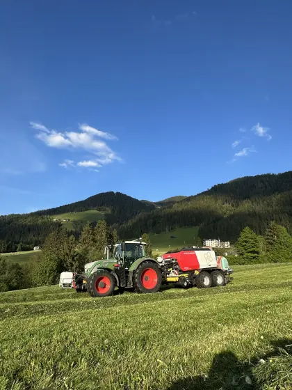 Lohnarbeit - Heu/Silageballen pressen, 32 Messer, Siliermittel Pöttinger Impress 3160 VC Pro