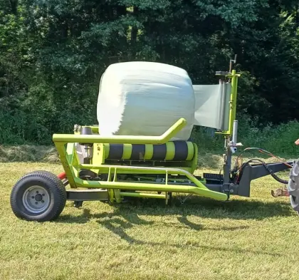 Rundballen-Wickelmaschine