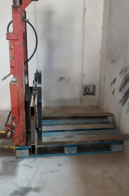 Hubgerüst aus Siloblockschneider