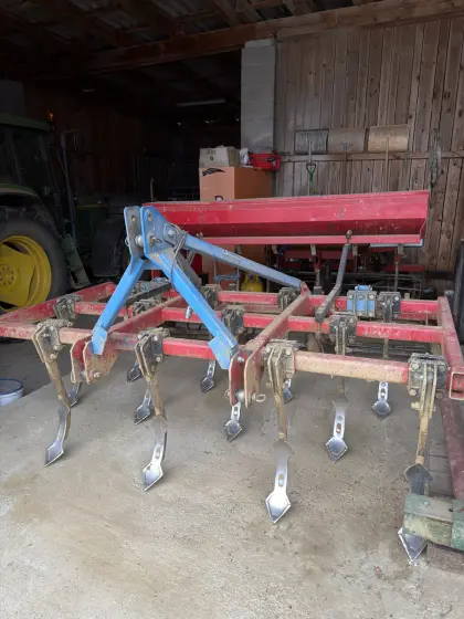 Hatzenbichler Grubber mit Kleinsamenstreuer