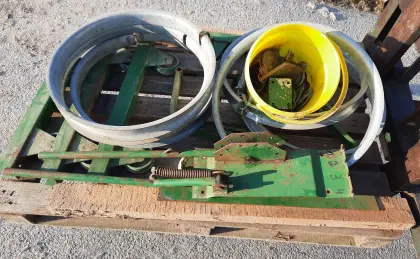 Teile Auer Heuverteiler abgebaut