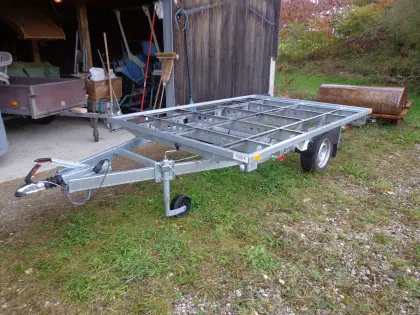 Anhänger von Fa. Harbeck Waging  Zul. Gesamtmasse 1350 kg