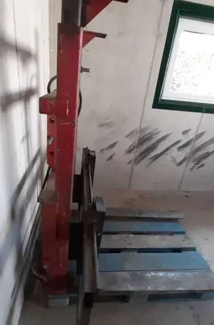 Hubgerüst aus Siloblockschneider