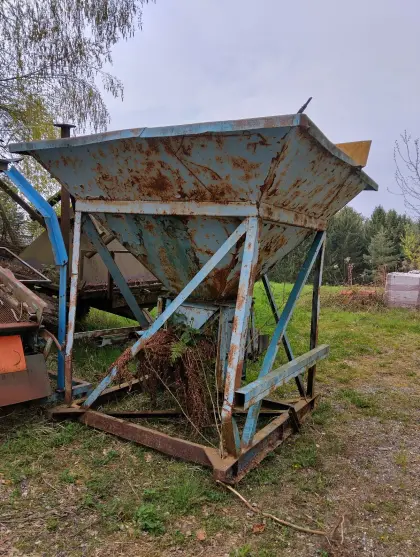 Förderbänder und Aufgabetrichter, Wasserfass/Güllefass