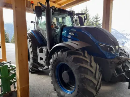 Traktor Valtra T254 Versu