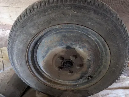 Zwei Oldtimer Räder 5.0x16