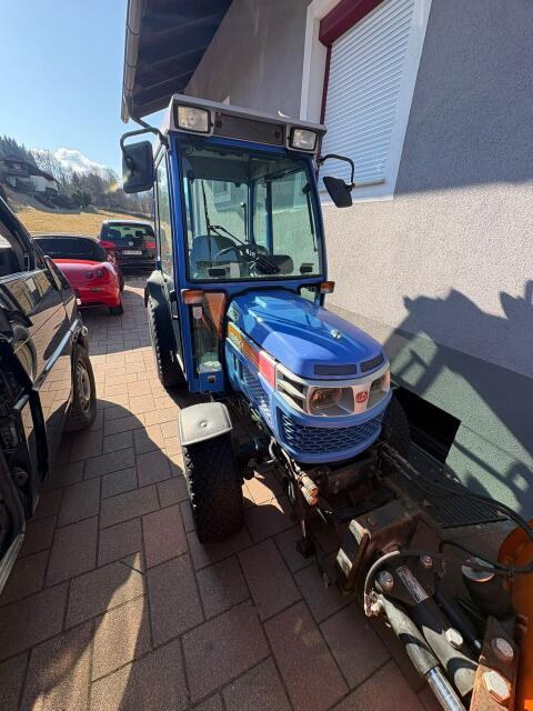 Iseki TH 4330 AHL 4x4 inkl. Schneeschild und Salzstreuer