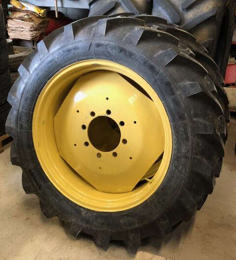 2 Stk. Traktorreifen 12,4x32 neu mit 8-Loch-Felgen