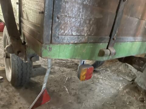 Anhänger mit Aufbau für Traktor