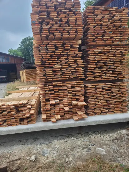 Besäumte Lärchenbretter/24mm/unsortiert/getrocknet/Bauholz