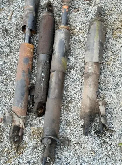 Hydraulikzylinder in verschiedenen Längen.