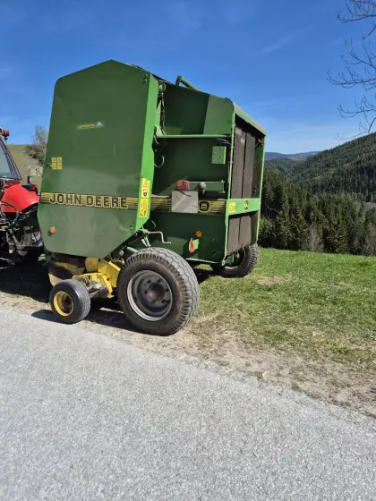 Rundballenpresse John Deere 570