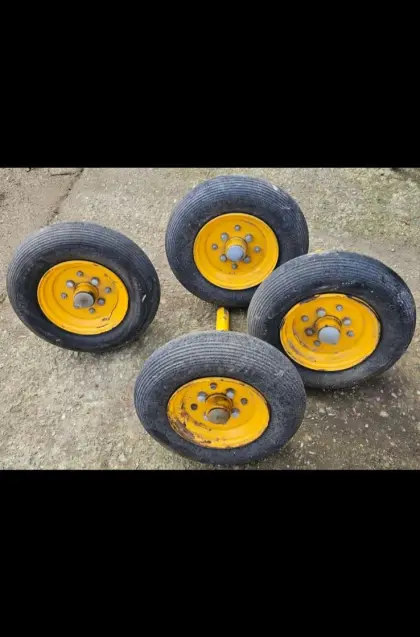 Vollgummi-Reifen mit Achse