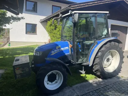 Traktor mit Zubehör New Holland