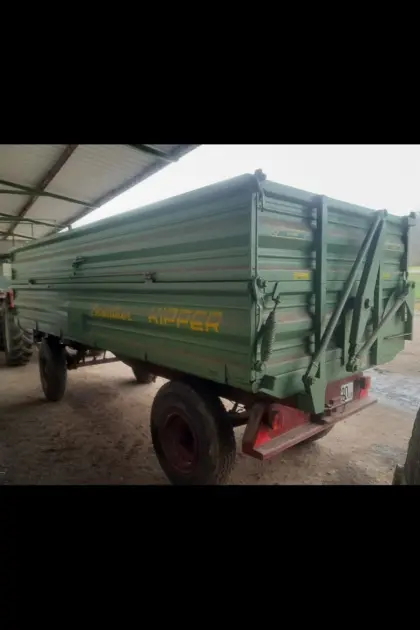 Brantner Kipper mit automatischer Bordwandöffnung