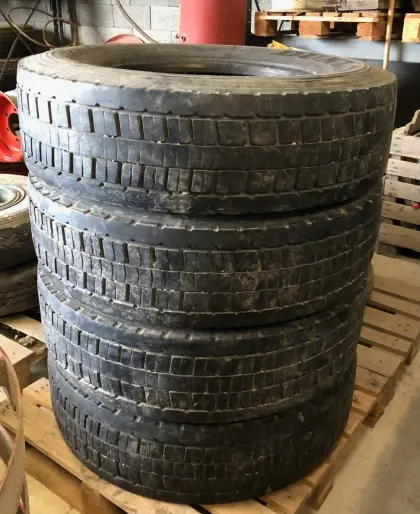 4 Stk. LKW-Reifen 295-80x22,5