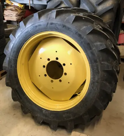 2 Stk. Traktorreifen 12,4x32 neu mit 8-Loch-Felgen