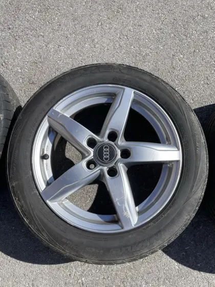 Autoreifen mit Alufelgen