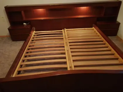 Komplettes Schlafzimmer aus Holz